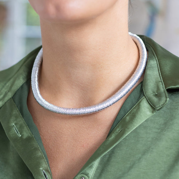 Woman wearing a silver choker around her neck