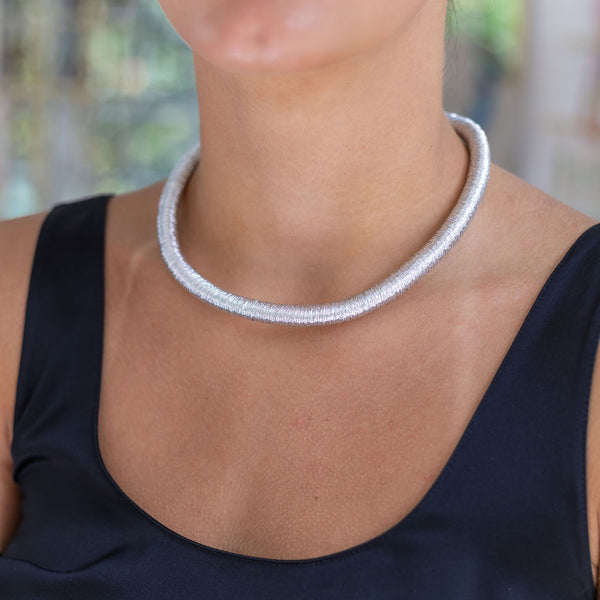 Woman wearing a silver choker around her neck